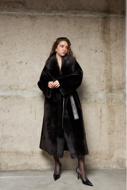 A sheepskin coat made of plush sheepskin and Tuscan fur